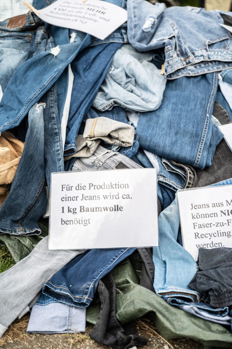 2023 Jeans Demo 768x1154